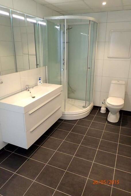 stort bad med vaskemaskin og tørketrommel