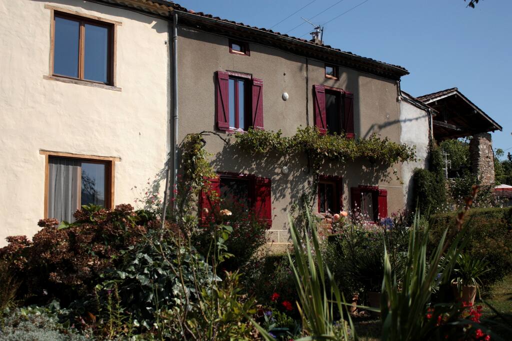 La maison aux volets rouges