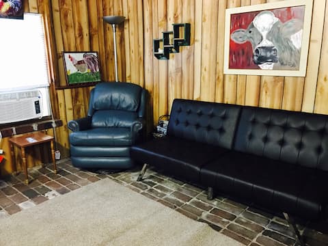 Vaughan Homestead- Man Cave-Clean-Quirky, Country.