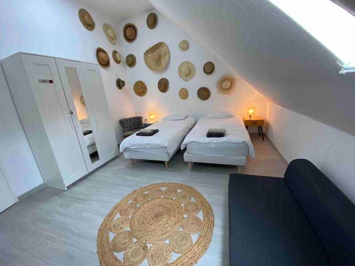 חדר שינה 4 בקומה השנייה עם קיר כובעי הקש והטלוויזיה היפים שלו 