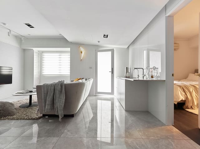 Daydreamers -台北車站3分鐘可到-適合家庭-提供幼兒床x手推車,雙衛浴,4張床