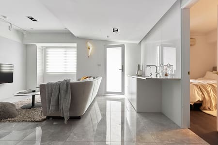 Daydreamers -台北車站3分鐘可到-適合家庭-提供幼兒床x手推車,雙衛浴,4張床