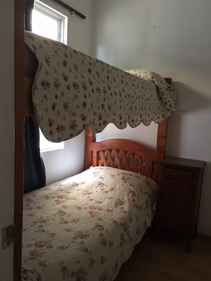 Dhomë gjumi 2, Dhomë gjumi (krevat marinari)