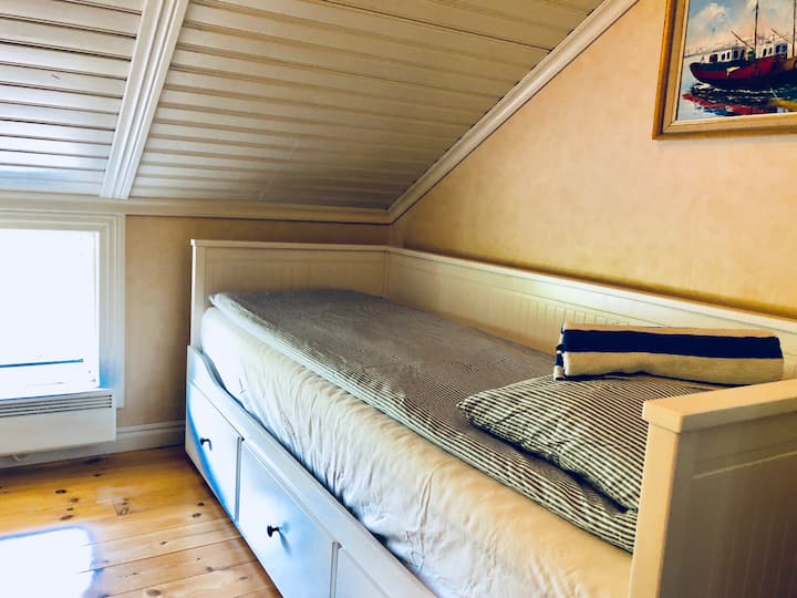 舒适的卧室3.配备全新的床和床垫，如果需要，可扩展成一张舒适的双人床。
