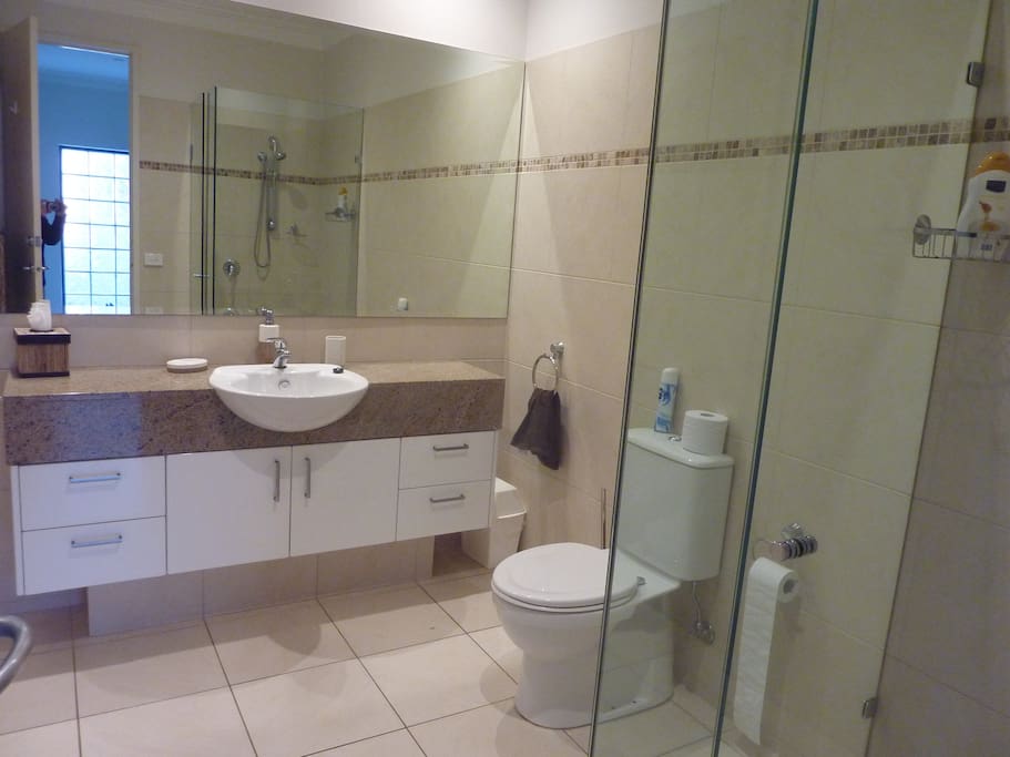 large en-suite bathroom
