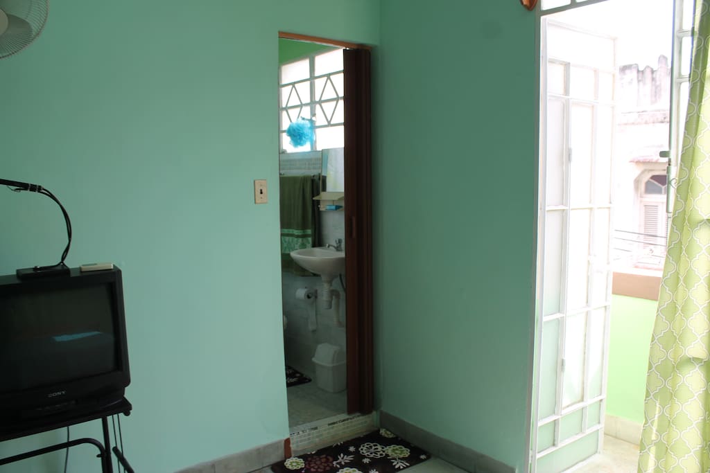 Se muestran dos entradas mas: hacia el baño y hacia el balcon