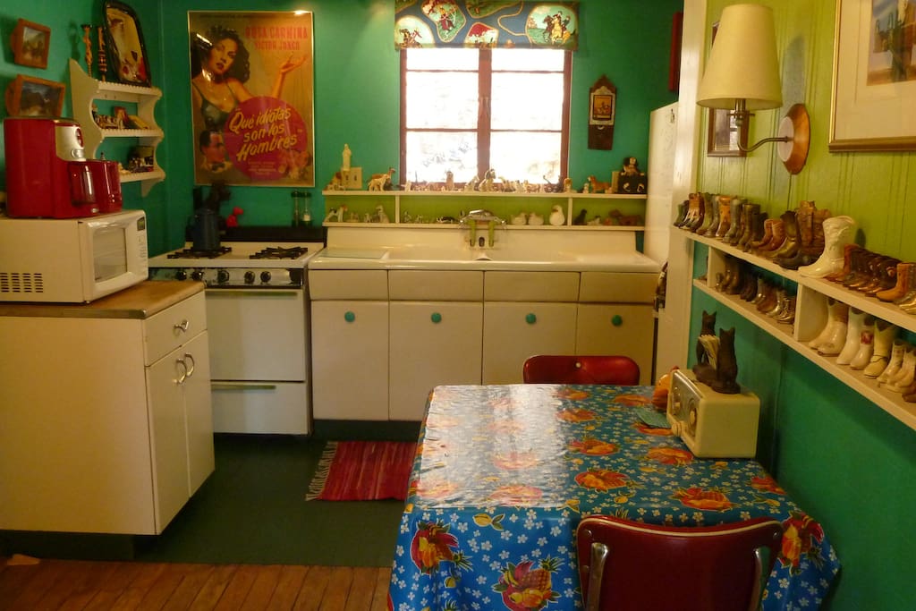 A bright and cheerfull fully stocked kitchen