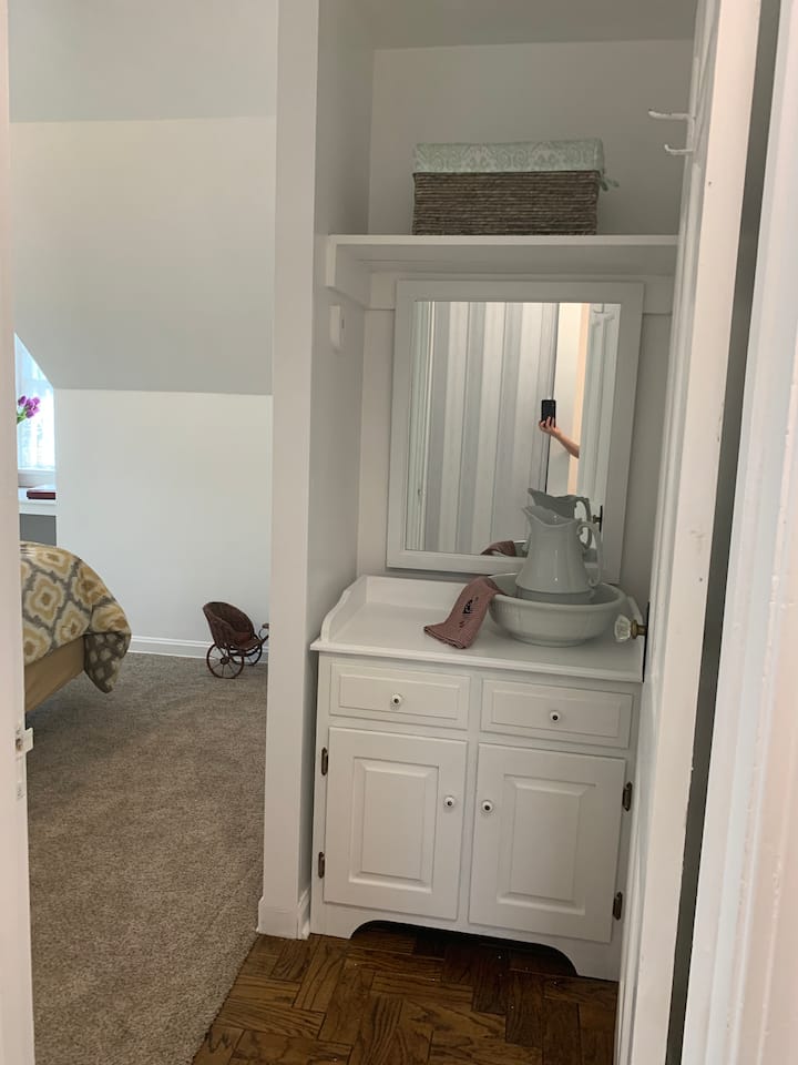 Furnizime rrobash për lavatriçen, tharësen dhe sirtarët për sendet e tua ndërsa hyn në dhomën kryesore të gjumit. 