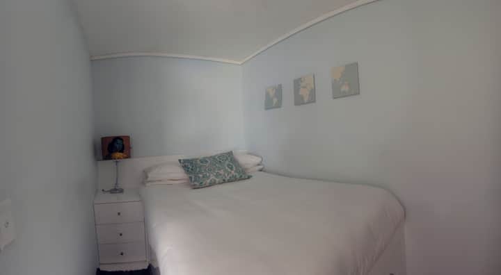 CAMERA DA LETTO [Questa foto è stata scattata per consentire una visione più ampia della camera da letto in modo che le dimensioni/forme siano leggermente deformate. Consulta altri spazi non fotografati per conoscere le dimensioni reali.] 