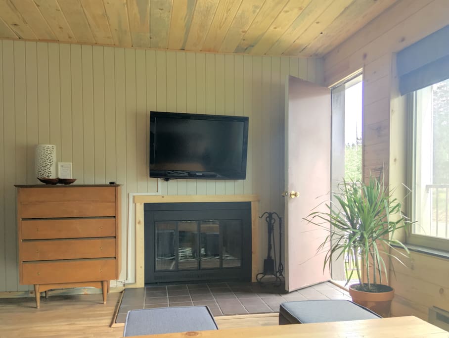 Cable TV, GoogleCast & Fireplace