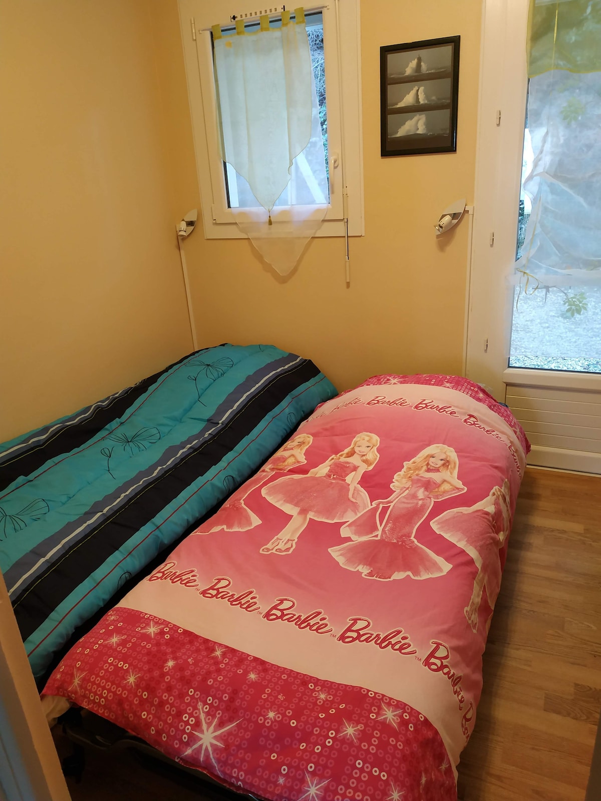 2 kreveta za jednu osobu dimenzija 90 x 190 cm u sobi