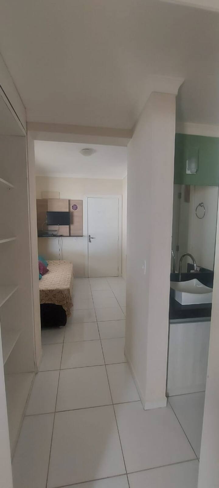 Njia ya ukumbi kati ya chumba cha kulala na sebule