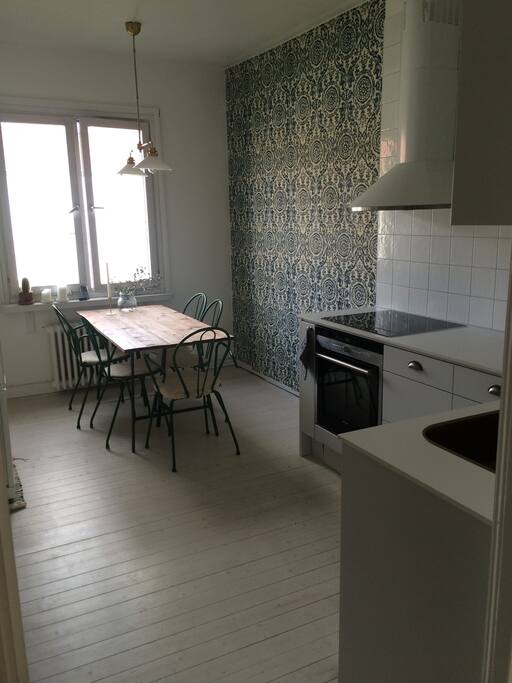 Kitchen area - dining table for five.
