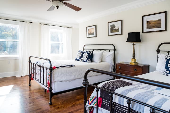 二楼双人标准双人房，带套房浴室