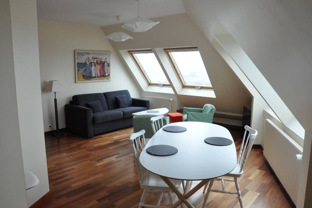 Le salon de l'appartement, vue mer, et son coin séjour.