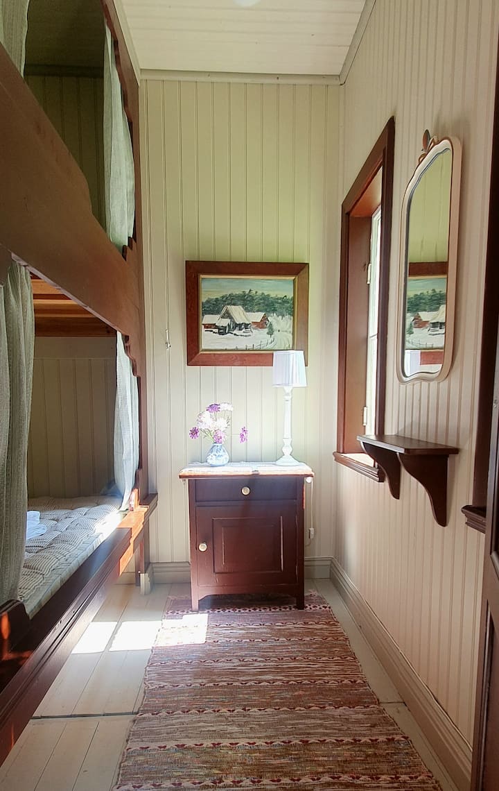 Våningssäng i gammal stil för två i enskilt rum. Fräscht och nyrenoverat. 