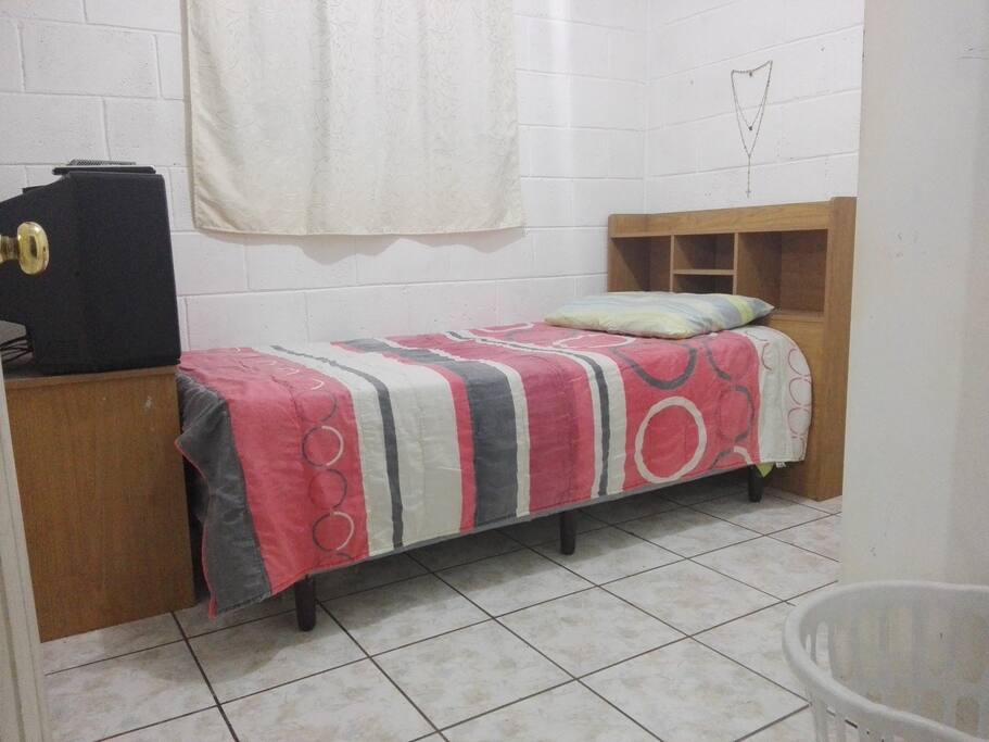 Cama twin y cabecera