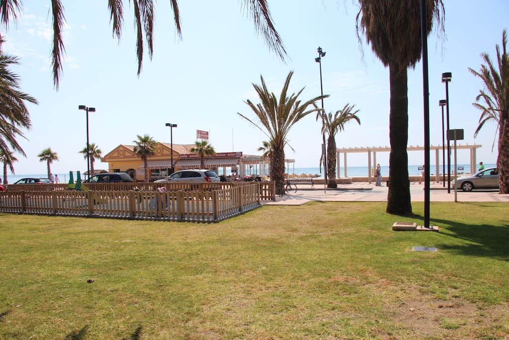 Área infantil junto urbanización y playa.