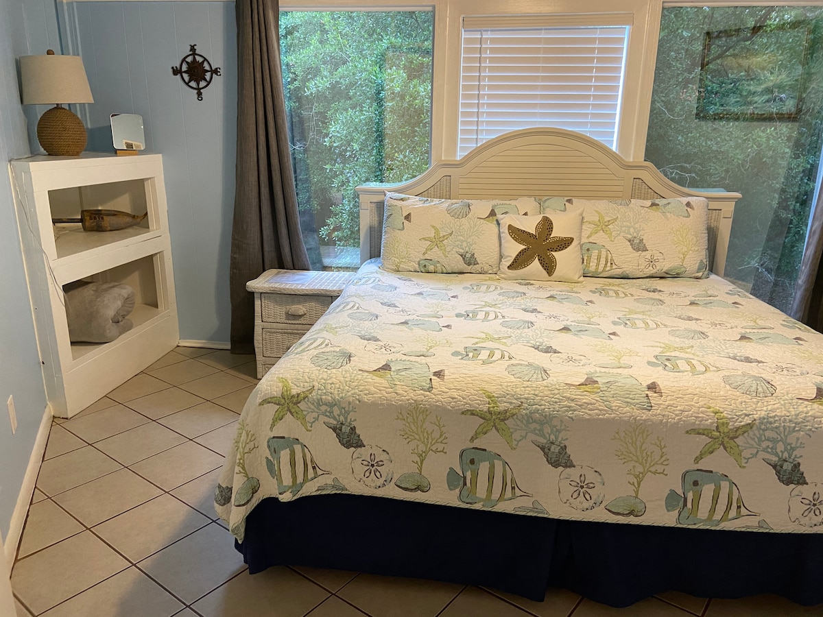 Დიდი საძინებელი ჭერის ვენტილატორით, უშუქო ფარდებითა და დაბურული ფანჯრებით, რომ მხოლოდ დღისით დაინახოთ!