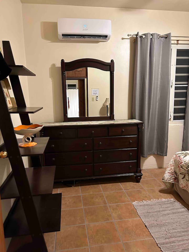 Chumba cha kulala cha malkia. Kitanda cha ukubwa wa malkia, kabati kubwa, kabati la kujipambia. 