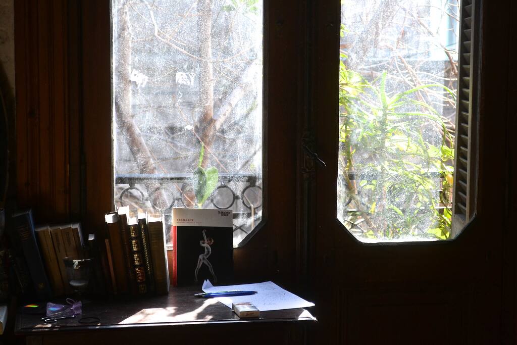 Al lado de la puerta que sale al balcón, hay un escritorio con vista a la calle, nuestro árbol, la luz de la mañana entra en forma oblicua, un espacio ideal para trabajar e inspirarse.