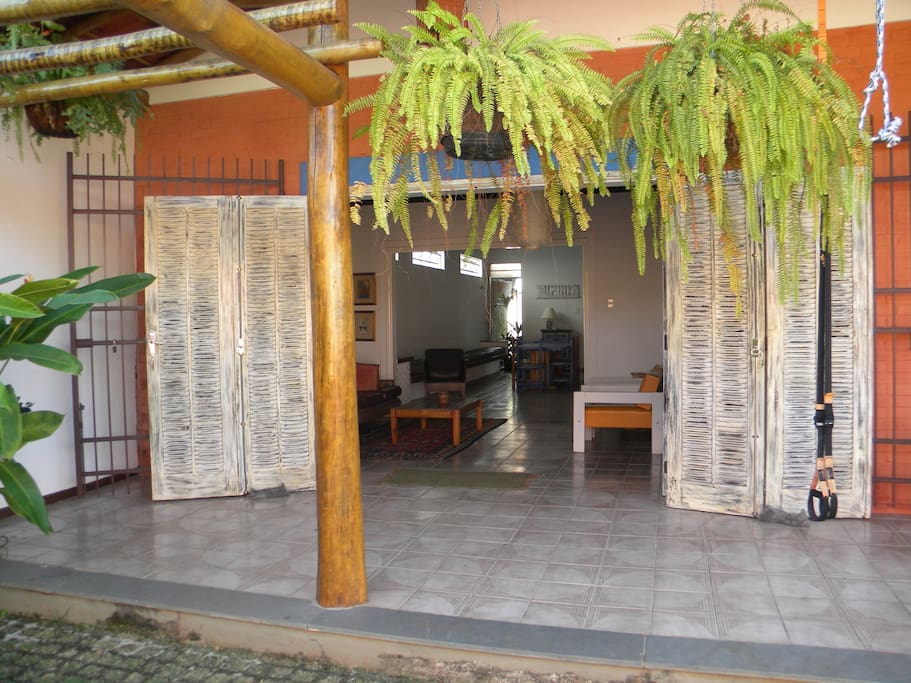 entrada da casa , ampla porta ,ventilação e claridade