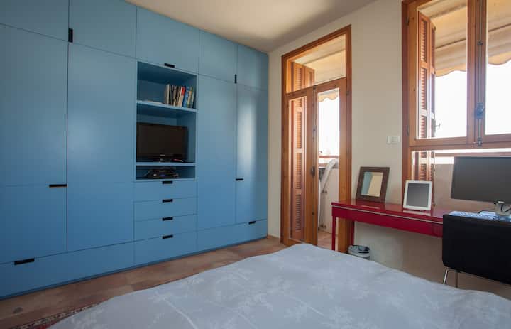 Dhomë gjumi master, me hapësirë të bollshme në dollap dhe krevat super të rehatshëm.

Krevati është Mbreti Evropian, i cili është i ngjashëm me madhësinë e Mbretëreshës së SHBA.