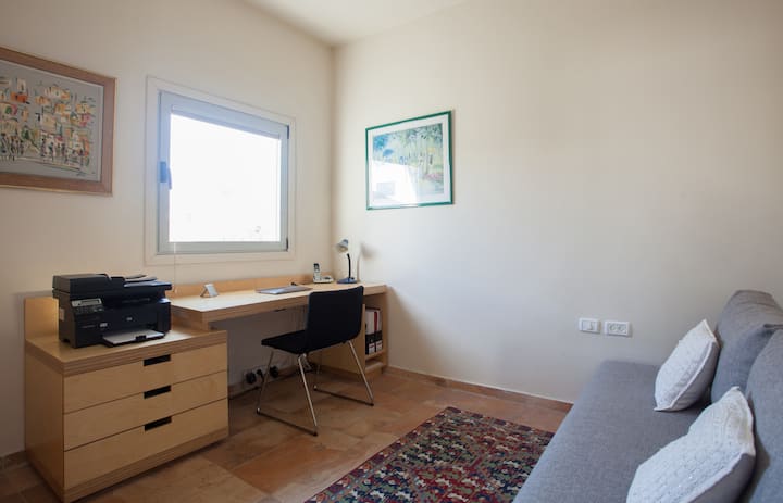 Dhoma e gjumit e dytë, me tavolinë të madhe.  Dyfishtë me cilësi shumë të lartë "Sly Sofa Bed" nga kompania daneze e cila përshtatet në mënyrë të rehatshme për dy persona.