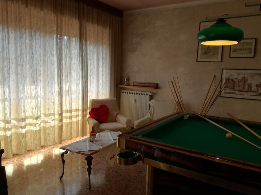 Dettaglio della sala con biliardo