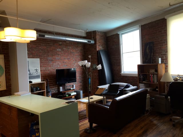 2 Beautiful downtown Industrial Apartment near MCV
