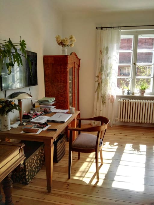 Wohnzimmer - lichtdurchflutet mit Platz zum Schreiben