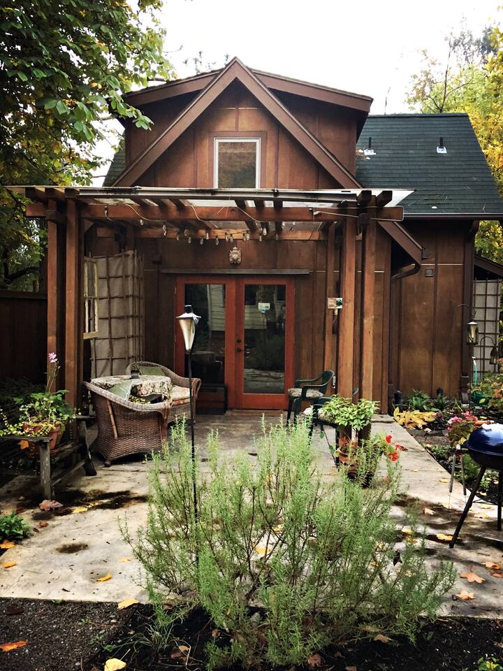 Cozy Backyard Cottage for Two Guesthouses for Rent in Eugene, Oregon