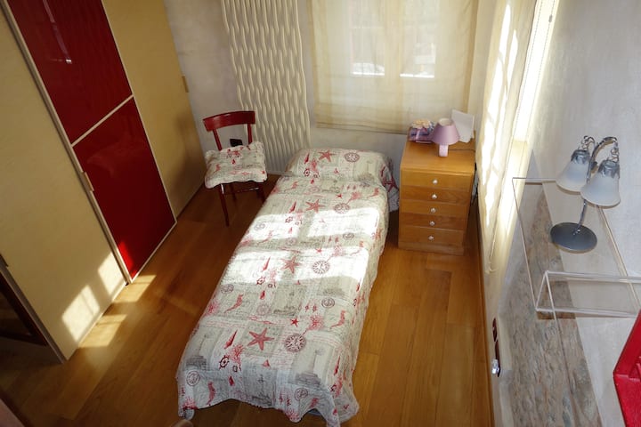 楼上的单人房，配有大型家具和梳妆台。