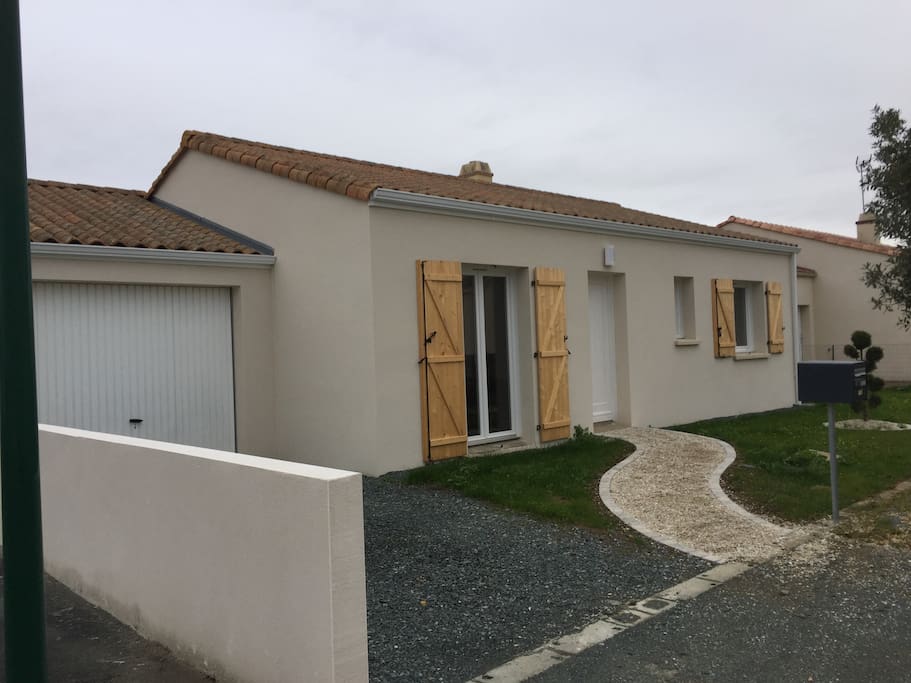Devant de maison avec deux places de parking