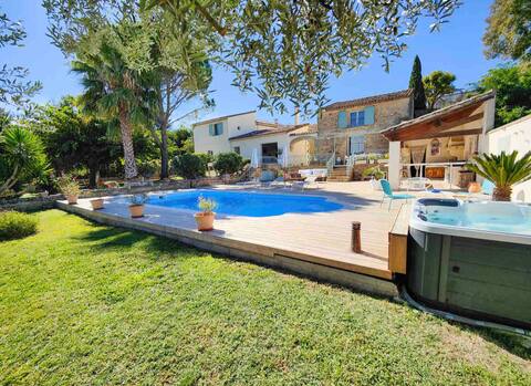 Beautiful villa with pool and jacuzzi near the sea