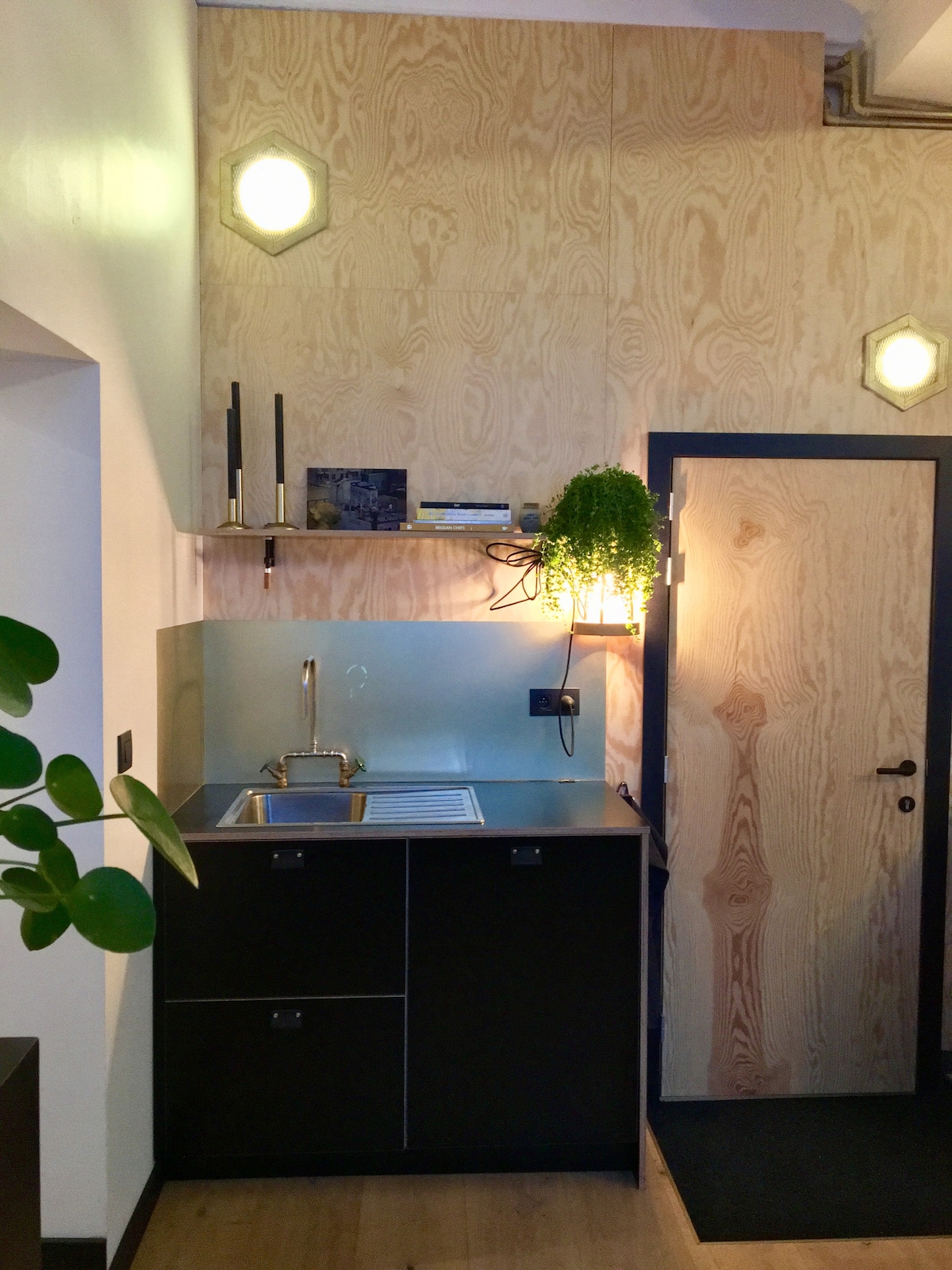 Full kitchen image 2 at Bed Resort Belfort in Ghent