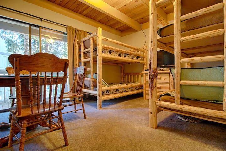 Спалня №2
- 2 единични двуетажни легла и лична тераса