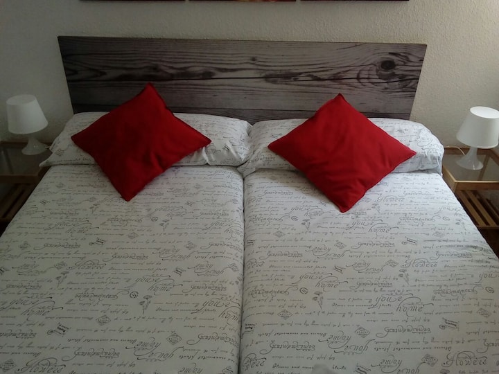 Chumba chenye vitanda viwili vinavyopima 90 x 190 cm. pamoja,
Wanaweza kutenganishwa.