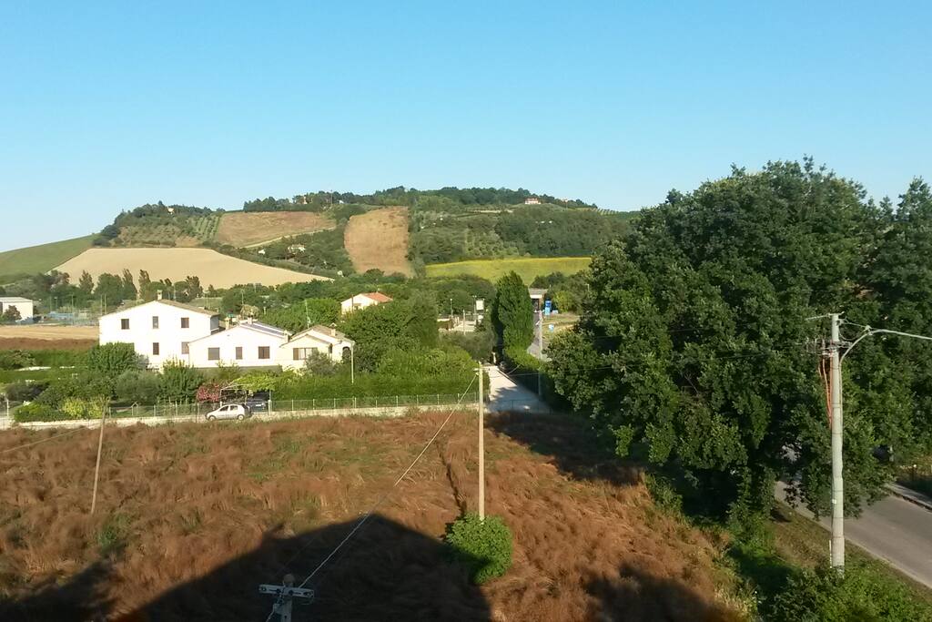 Vista colline marchigiane da cucina