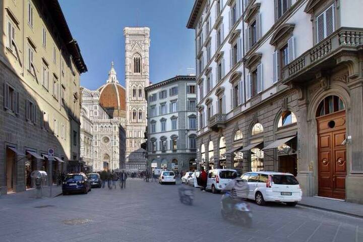 Luxury New Apartment Duomo View 4 sleeps Ac Wifi gallery image 4