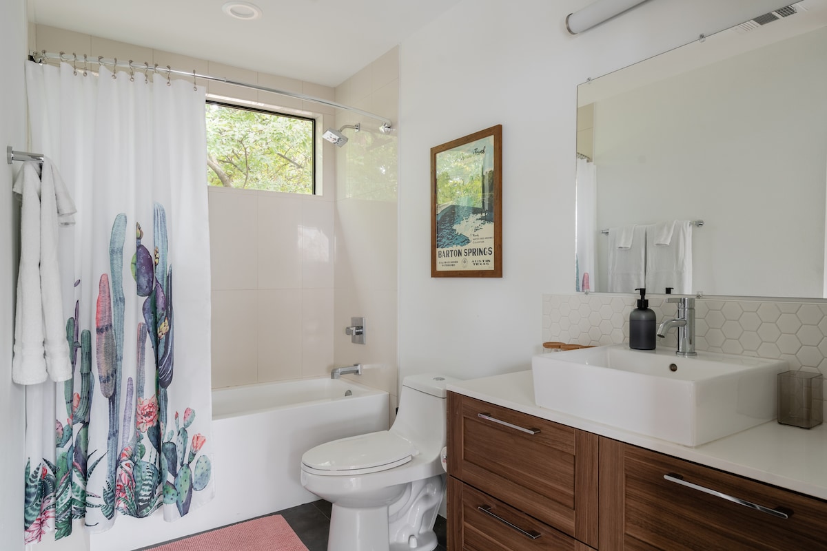 Modern East ATX Gem | Workspace + Walk everywhere