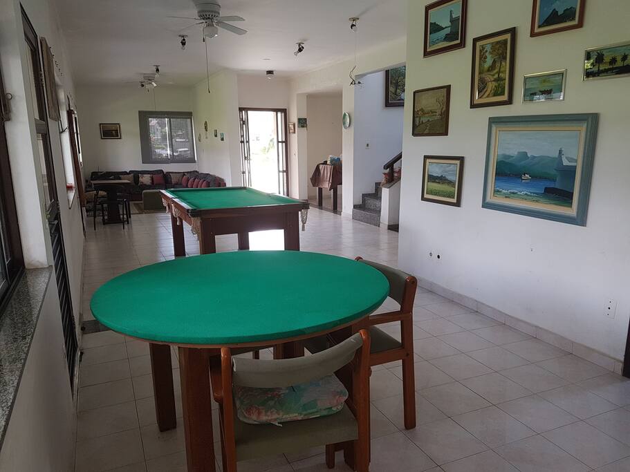 Sala com mesa de bilhar, pebolim e mesa de carteado