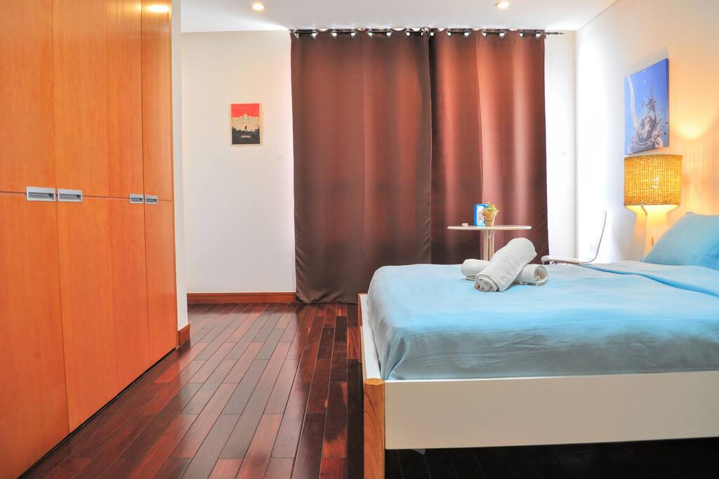 Main bedroom with private restroom
超大主卧,包含独立洗手间