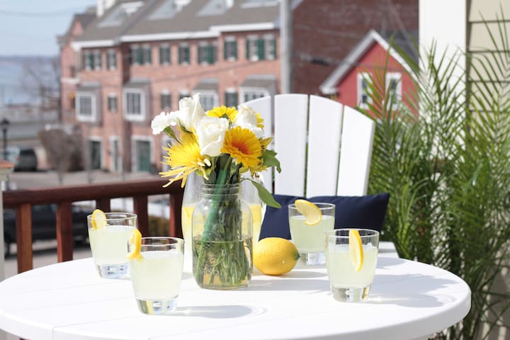 2 Bedrooms w/Loft & En-Suite Baths, Walk to Harbor