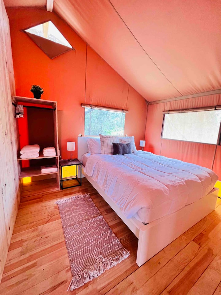 Dormitorio con cama queen size