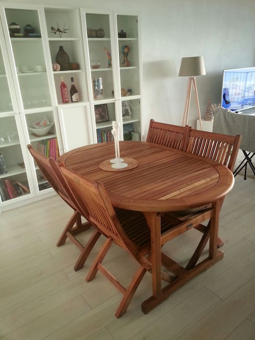 Salle à manger et table avec rallonge