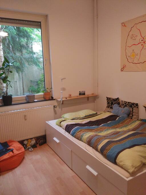 1,40m x 2m Bett mit Schubläden zum Verstauen