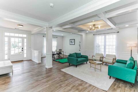 Suwanee Sanctuary-Renovated Home, Loft, Hot Tub