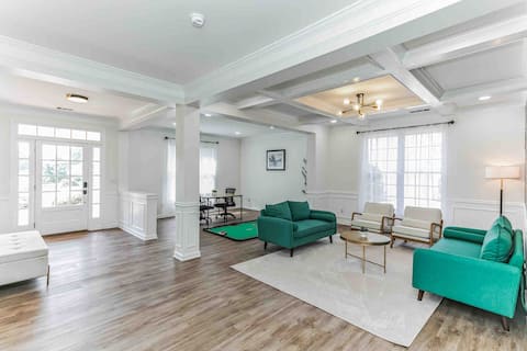 Suwanee Sanctuary-Renovated Home, Loft, Hot Tub