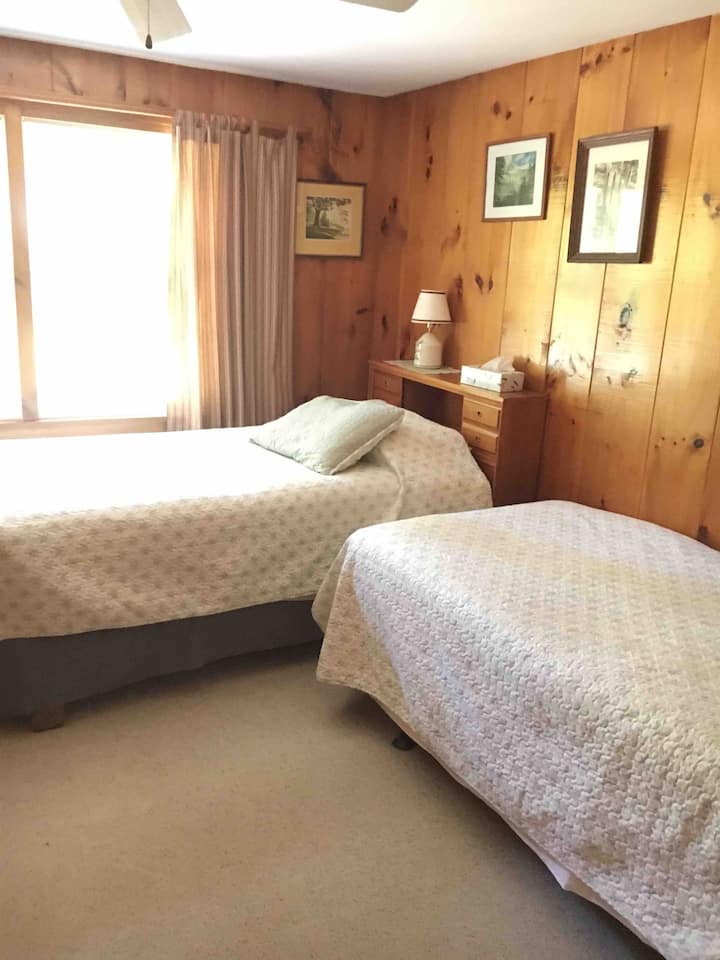 ชั้น 2 ห้องนอน 4: ตู้เสื้อผ้าเตียงคู่ 2 เตียงและพื้นที่ทำงานบนโต๊ะทำงาน